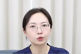 皮肤科医生教你正确刮毛！不会越刮越多！ 女生刮毛真的不会越刮越多，用蜜蜡或者脱毛膏有可能会刺激皮肤。洗完澡刚涂上沐浴露时，就是最佳刮毛时间，顺着毛发生长方向刮掉就好了#刮毛 #腋下管理 #脱毛 #女生必看 #腋毛