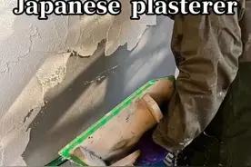 日本二十年抹灰工人外墙抹灰工艺 日本抹灰工人从挂满墙铁丝网，到三遍粉刷水泥加网格布，最后粉刷装饰涂料全流程施工工艺。#抹灰工 #泥瓦匠 #外墙装饰 #水泥砂浆 #施工现场实拍