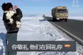 #新疆游客向军车敬礼致收获鸣笛回应  ，被解放军感动到了！
