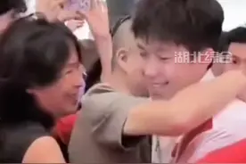 载誉归来，国乒今早抵达北京，很多人手持鲜花，一大早等在机场迎接，王楚钦第一时间拥抱来迎接的爸妈。