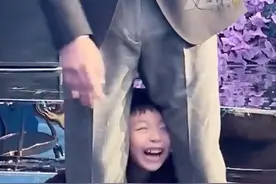 婚礼主持人发言时被小孩钻裤裆 心理素质极强 坚持讲完话 网友：真有耐心 换做是我已经崩溃了#离谱 #带娃