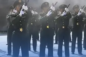 礼兵鸣枪12响，向志愿军烈士致敬。这也是鸣枪礼的最高礼节！以国家之名，接英雄回家！#安葬烈士