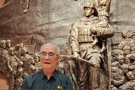 6月10日，北京。94岁老兵戴海山在军事博物馆内唯一合影的雕塑，勾起了他这样一段感人的回忆：抗美援朝时，曾经在战火中救下的朝鲜婴童，22年后带着军功章来中国跪谢他：军功章送给您，没有您就没有我！（记者：李鹏毅）