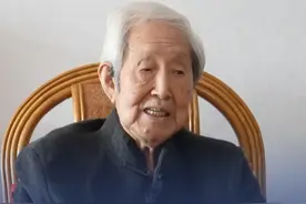 【“新闻漫画的开创者”#李滨声迎来百岁生日  ，他用幽默拆解人间百态，用漫画叩击时代脉搏】一支笔，半个多世纪。他用幽默拆解人间百态，用漫画叩击时代脉搏。李滨声，这位漫画界的思想者始终在笑谈中守护真相。今天，李滨声迎来了100岁生日。他为何被称为“新闻漫画的开创者”，最喜欢哪幅作品？李老亲自为我们讲述——视频封面