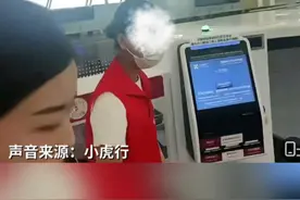 10月15日，广东深圳，网红“小虎行”强迫机场志愿者摘口罩，拍视频威胁还扬言要亲自动手，路人大哥劝阻后一把打掉其手机。自称是航空评测的博主“小虎行”，其首页视频专门挑刺，曾被拍到要求空姐蹲着跟他说话。