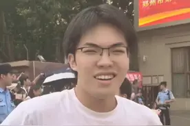 现场直击2025高考第三天，小伙第一个跑出考场：政治不难，清北的新生群能不能拉我一下#河南dou知道 #媒体精选计划 #青春的答案  #2025高考视频封面