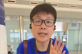 我们在坐飞机安检的时候 有哪些事情是需要注意的呢？要把我们的外套脱掉，包包里的电器全部拿出来，当然啦，保温杯里的水也不能过安检哦～还有哪些是大家不知道的，都可以在评论区问阿旺哦～#阿旺的退休生活