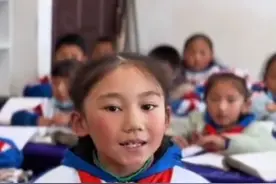青海藏族小学生在课堂上，声音并茂地朗诵《美丽中国》。视频封面