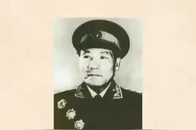 李达是我军一位传奇将军，他几乎在我建军史上的各个战争时期都在出任参谋长一职，累计任职时间更是长达40年之久。他曾辅佐过五位共和国元帅，均获高度称赞，被誉为“诸葛先生”。视频封面