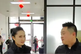 今天到航空公司又吃空勤灶，又看空姐，真是便宜这小子了… 视频封面