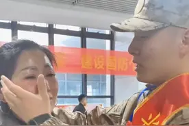 爸爸拔针管赶来送行，妹妹哭成泪人！岳阳新兵入伍告别家人瞬间。#岳阳  #欢送新兵  #新兵起运视频封面