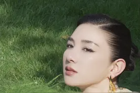 拍摄片场前的护肤秘诀：真正的奢侈，是让皮肤自己发光#焕妍说 #焕妍说胶原水光喷雾 #黄奕视频封面