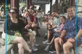 现实版“万里归途”！伊朗旅游团来华后家乡遭袭  ，航班取消 分批回国 想尽办法回家乡，导游：这是我带过最伤心的团，“在大巴里要求放伊朗的歌曲，听着听着都哭了”视频封面