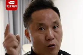 “被拐的孩子回到亲生父母身边，养父母怎么办？”面对网友质疑，电影《亲爱的》原型之一，寻子14年的杜小华怒声回怼：买卖孩子是犯罪！并质问网友如果你的孩子被拐走你会怎么样？！（北京时间记者：蒋林君、王易楚）视频封面