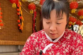 炸面排 今天妞妞用两块鸡胸肉就可以做出来十几块夜市上火爆的炸面排#炸面排 #面排#农村美食 #农村生活 #美食分享视频封面