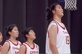3月22日（报道），山东“小巨人”张子宇首次入选女篮成年国家队。据了解，她六年级时身高就有2.1米。网友：投篮易如反掌。#张子宇入选国家队训练营 #张子宇 #篮球🏀视频封面