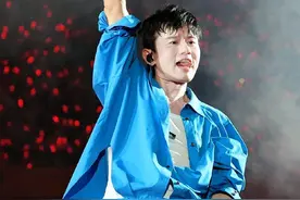 张杰腰名不虚传 不信你试试这个姿势跪不跪的下#张杰 #着魔 #张杰演唱会 #张杰未live开往1982巡回演唱会