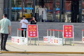 高考数学结束内蒙古一考点，2名男生结伴第一个走出考场，称数学不好 婉拒采访#2025高考 #2025高考加油#呼和浩特视频封面