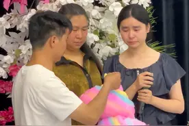 19年间找了百万公里，“棉花糖爸爸”寻女终成功。4月21日，贵州毕节，团圆宴现场，“棉花糖爸爸”喂一直守在家里的大女儿吃棉花糖。大女儿：心疼也理解爸爸的付出。#棉花糖爸爸视频封面