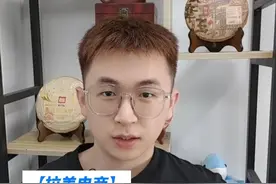 美客多阿根廷选品工具，布局拉美事半功倍 在阿根廷选品，可从这些方向着手：

参考市场热门品类：据市场数据及销售情况，3C 数码类的手机配件（如充电宝、数据线、手机壳，关税 15%-20%，利润率 40%-60%）、小家电（像空气炸锅、便携榨汁机，关税 25%） ，日用百货里的家居用品（如 LED 灯泡、收纳盒，关税 10%），在当地有较大需求。新能源产品如太阳能充电板、电动车配件（关税 18%，需 CE 认证）等新兴品类也开始走俏。
贴合当地文化节庆：阿根廷狂欢节、国庆节等重大节日期间，与节日主题相关产品需求旺盛。像狂欢节的特色服装、饰品、装饰品，国庆节的国旗、彩灯、特色食品及酒类、有纪念意义的礼品和纪念品等。
关注当地消费习性：阿根廷消费者注重产品性价比，购买倾向理性保守。同时因欧洲移民后裔多，消费习惯偏欧洲化。例如其对皮革制品喜爱有加，当地作为畜牧业大国，皮革产品丰富，设计时髦，如皮鞋、钱包等很受欢迎 。
规避高风险品类：仿牌 / 侵权商品（如 LV 花纹围巾、迪士尼玩具）面临海关严查，食品与药品需阿根廷 ANMAT 认证，私人进口几乎不可行，大件家具因海运体积占比高且本地竞争激烈，利润率不足 15%，这些品类选品时要避开。#美客多选品 #美客多 #蓝鲸选品 #拉美数据 #跨境电商视频封面