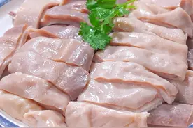 广东经典粤菜白灼猪肚，口感脆嫩，鲜甜好吃 #猪肚 #白灼猪肚 #沙姜猪肚