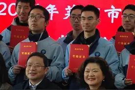 每人1000 元  芜湖一中优秀学子获励志奖学金 12月31日，芜湖市牵手基金会“励志奖学金”颁奖仪式在芜湖一中举行。

此次共有40名品学兼优的学生脱颖而出，获得1000元奖励。#芜湖一中