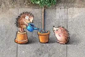 太治愈了！女生在街头随意创作涂鸦，让自然的角落充满美好。视频封面