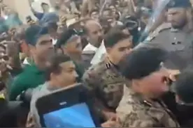 8月11日，击败印度！#巴基斯坦奥运首位田径金牌得主回国  机场“水门礼” 现场人山人海视频封面