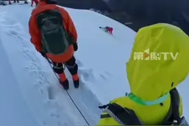 令人揪心！#四川那玛峰雪山有1人滑坠落崖 ，落崖者被找到，已无生命体征。驴友随身携带的运动相机拍下事发瞬间惊险画面。当地工作人员表示那玛峰处于未开放状态，其登山行为未报备。#媒体精选计划 #户外运动