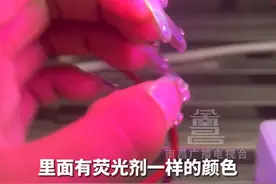 10月13日（发布）  广东。女子路边买卤味“当时发现袋子里有绿色颜料，没多想”做指甲照紫外线时发现有荧光剂。#广东dou知道 #万万没想到 #荧光剂