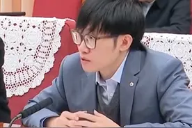 外资机构吹爆了！DeepSeek创始人梁文锋身价将达到1260亿美元，有望超黄仁勋 #DeepSeek  #梁文锋  #黄仁勋视频封面