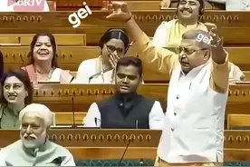 印度议员将“阵风”战机被击落的姿态形容为“受伤的小鸟”，暗讽莫迪政府高价采购的战机在实战中脆弱不堪。#印巴冲突  #法国阵风战机被击落视频封面