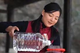 朋友们，红籽酒已泡上，天气好来我家有美酒喝了。 #乡村守护人2023 #我的乡村生活 #红籽儿