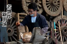 悠悠茶马古道，蹄声渐远，茶香犹浓。老物件马驮改造一副剑架。
