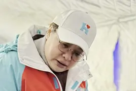 #韩红基金会日喀则地震应急支援 1月9日，最低气温零下16℃，早晨，#韩红基金会 发起人#韩红 带领医疗专家志愿者们于海拔4400米的定日县措昂村临时安置点开展入户义诊，深入一线、了解需求，为同胞送上爱与关怀。