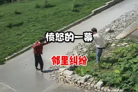 因为门口的一段路大妈把老人推倒，看到老人不起来，她也躺了下来视频封面