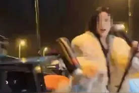 #女主播深夜直播被撞  【女主播凌晨马路边直播 ，宝马车主搭讪被拒开车冲撞，警察连夜上门拘人】连日来，四川乐山一女主播深夜在马路上直播被撞的消息在网络上传播，引发关注。10月21日晚，据乐山市融媒体中心消息，驾驶员的行为涉嫌寻衅滋事，市中区公安分局棉竹派出所对其处以行政拘留10日，并罚款500元的处罚。#女主播凌晨路边直播拒绝宝马司机搭讪被撞视频封面