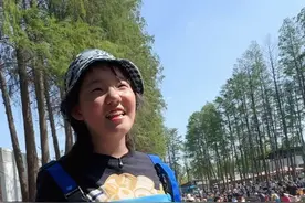 五一妈妈带艾米游乐园抓鱼摸虾，结果人比鱼还多，胜负欲瞬间拉满视频封面