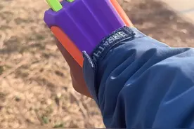 野外河道边捡到一些金刚狼爪零件，组装好后竟然还能玩，这个金刚狼爪太好玩了#解压玩具 #玩个很新的东西 #在玩一种很新的户外 #网红玩具 #萝卜金刚狼爪