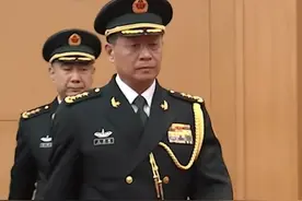 现场视频！火箭军司令员王厚斌、火箭军政治委员徐西盛晋升上将军衔，习近平颁发命令状并表示祝贺。视频封面