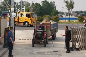 安罗高速西华路产外勤中队开放场地，志愿服务周边农户晒粮，助力夏粮颗粒归仓。（郑帅广 赵德阳 邵笑）#河南交通  #三夏