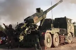 【我军新型155炮一个细节显实力！】日前，陆军第73集团军某炮兵旅展开火炮实弹射击演练，一直持续到深夜。过程中，新型155火炮底盘十分稳固，整个轮式底盘在射击时纹丝不动。视频封面