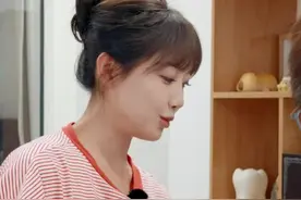 李艺彤买了很多手办和玩偶但不拆，#李艺彤 坦言喜欢的东西拥有就足够，拥有了也不一定要彻底打开。那些珍爱的事物，光是存在，就已经足够浪漫。#湖南卫视背后视频封面