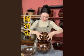 又到了腌鸡蛋的季节，这样腌出来的鸡蛋个个流油起沙，做法简单，赶紧试试吧。#腌鸡蛋 #农村美食视频封面