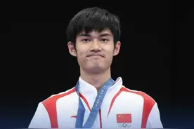 “干饭哥”盛李豪喜提北体大录取通知 #盛李豪喜提北体大录取通知  【“干饭哥”盛李豪喜提北体大录取通知，盛李豪父亲祝福儿子：希望他好好读书】7月24日上午，一份承载着青春梦想与未来期许的北京体育大学录取通知书，抵达张家港市邮政分公司。这份特殊的“梦想邮件”，收件人是在巴黎奥运会上为中国代表团射落首金的10米气步枪冠军盛李豪。因盛李豪本人在训练中，通知书由其父亲代为签收。
“为他感到开心，希望他大学四年好好学习。”盛李豪父亲祝福儿子。（苏州新闻）视频封面