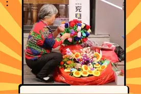 命运没收了她的手指，她却织出生活的希望 （视频素材来源于@无指妈妈 ）#温暖 #感人 #手工视频封面