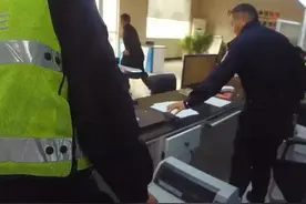 3月13日，一群众求助说孩子手指被机器压扁，需要紧急救治，#菏泽交警紧急护送就医  。视频封面