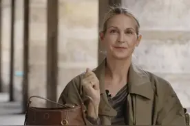 大揭秘！“绯闻女孩”Kelly包里藏有…  作为资深演员的Kelly，日常随行包中总是藏着不少秘密：墨镜、手机……令人意想不到的是，包里还藏着一件特别的物品！一起来一探究竟吧～  今天她来到了Songmont 「远山有声 SONG of MONT」巴黎限时展，携带了她最近很钟爱的这只包包——循迹系列hobo包袋。  皮质选用独特的时光植糅皮，复古精致感与Kelly很相融。可调节的肩带，可实现手挽、腋下、单肩、斜挎，无论日常出行还是参加活动，都能完美适配。另外，包前身的磁吸贴袋可以放入手机等随身小物品，在外一秒拿放，贴袋内还有独特的虎牙纹样，不仅美观精致，更融入了浓厚的东方文化。  此外，包里还有一只国风老花设计的纳物包，和复古质感的植糅皮眼睛袋，Kelly本人真的很精致呢！  快来GET Kelly同款包包吧～  #Songmont #Songmont远山有声 #kelly #绯闻女孩 #翻包记视频封面