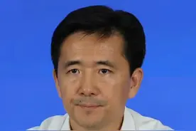 #北京一村支书夫妇被洪水冲走失联  【怀柔一村干部及其爱人协助转移群众时被洪水冲走，正全力搜救】在组织群众转移时，琉璃庙镇孙胡沟村党支部书记尹春燕逐家逐户查看转移情况，最后不幸被洪水冲走。其爱人、党员蔡永章，在协助尹春燕转移群众时也不幸被洪水冲走。“我们心情非常沉重，目前正在全力组织搜救。”张强说。