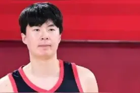 7年前一幕重现！韩国男篮出局李贤重捂脸痛哭，被队友抱着走下场